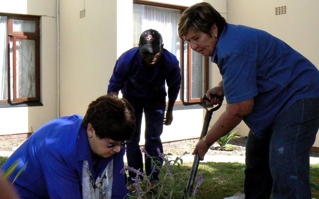 Die twee organiseerders, Aletta Lochner en Marie de Jager, is hier self hard aan die plant